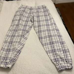 Pyjamasbyxor💙🤍 - Ett par super fina pyjamasbyxor dum funkar på en M också skulle jag tro dom har ett litet hål på kanten i sömnen men går att laga jätte fort!💙🤍