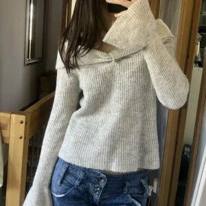 Grey off shoulder sweater  - Köpt här på plick men den kommer inte till användning. Bild är lånad ifrån föra säljaren! TRYCK INTE PÅ KÖP NU!! Skriv för mer information eller bilder 🤍