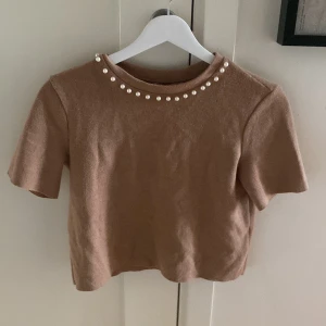 Cool skön t-shirt - Hej! Nu säljer jag denna super sköna och fina tröjan/t-shirten för att den börjar bli lite för liten för mig och den går inte att köpa längre. Den är jätte bra skick och är från zara i Spanien! Kontakta för fler bilder och info!❤️