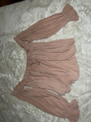 Offshouler topp  - Fin topp från Nelly Strl S.