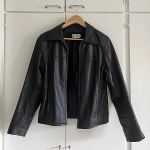 Svart Skinnjacka  - Jättefin svart skinnjacka i storlek 40 men skulle säga 38😊 Från märket Hennes i ett bra skick💞