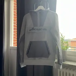 Grå Ellesse Hoodie med tre fickor. Är i bra skick och är använd några fåtal gånger. Funkar till både tjejer och killar. Skickar gärna fler bilder om du är intresserad. Ps frakt tillkommer ✨