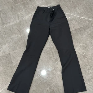 Kostymbyxa från bikbok - Svarta kostymbyxor från bikbok str 34