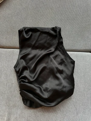 Zara topp med öppen rygg - Oanvänd zara topp med öppen rygg. Köparen står för frakten🫶🏼🫶🏼