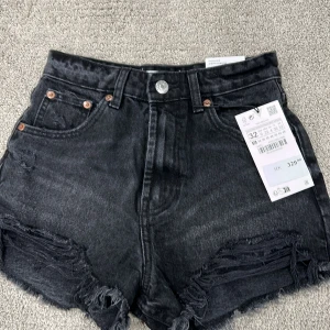 Zara shorts - Oanvända shorts från zara str 32