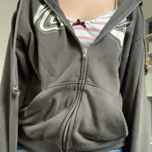 Zip up hoodie - Säljer denna zip up hoodie då den inte kommer till användning längre🥲säljer för ett billigt pris då den är väl använd men har inga skador. Kontakta gärna om du har några frågor❤️🥰