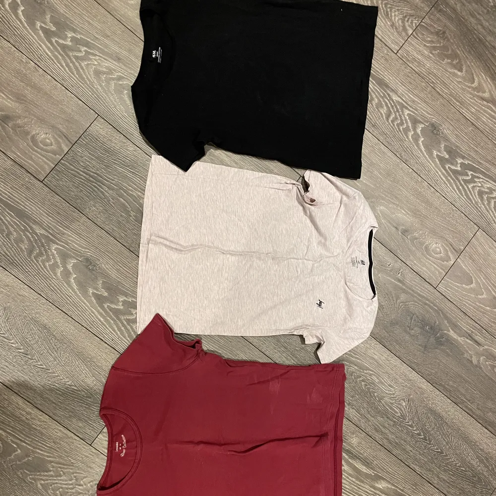 Tre T-shirts, varav två (rosa och svart) är från H&M, och den tredje är en begagnad från Kappahl. De från H&M är 158/164, den röda är 40/42. 30kr styck. T-shirts.