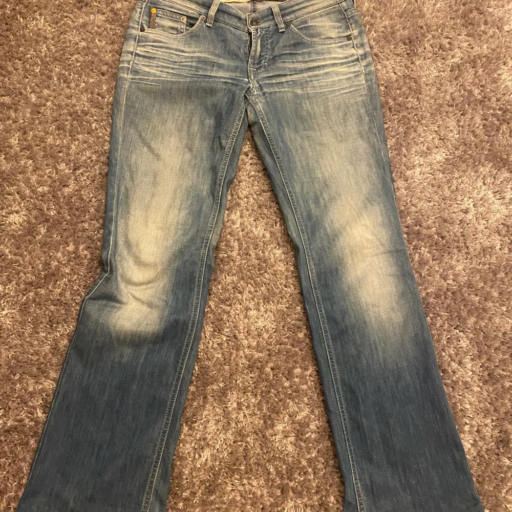 Lågmidjade jeans som sitter jättefint. Dom är bootcut och är älskade av mig men har blivit lite små. Midjemått rakt över 41 cm. Kan absolut skicka fler bilder och så 💕💕. Jeans & Byxor.