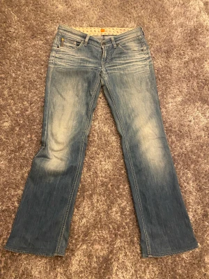 Lågmidjade Hugo boss jeans - Lågmidjade jeans som sitter jättefint. Dom är bootcut och är älskade av mig men har blivit lite små. Midjemått rakt över 41 cm. Kan absolut skicka fler bilder och så 💕💕