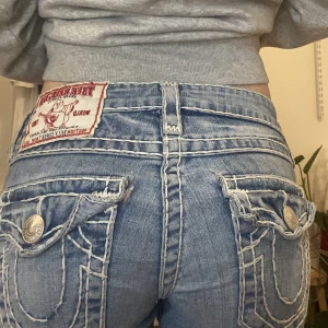 True religion jeans - Såå snygga trueys🔥Lågmidjade och bootcut!! Tryck på köp nu!!💓💓 Midjemått: 70 cm Innerbenslängd: 74 cm