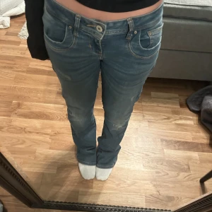 Ltb jeans valerie - Säljer mina lågmidjade ltb jeans i modellen ”valerie” då de inte kommer till användning! De i storlek W27 L30 och är bootcut. De är använda ett fåtal gånger så de är som nyskick! Köpta för 799kr💕💕