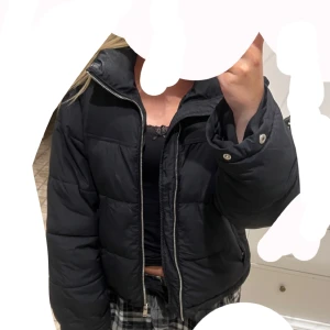 Svart jacka - Svart höst/ vinter jacka från gina tricot i bra skick. Kan förhandla om pris vid snabb affär