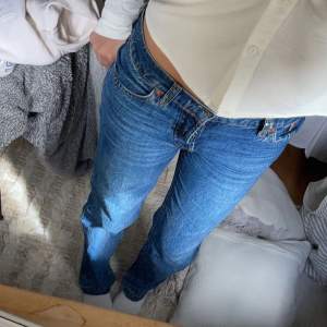 Super fina lågmidjade jeans med glitter detaljer på skärpöglorna. Om önskas kan de tas bort. Skriv för fler bilder och frågor🫶🏼