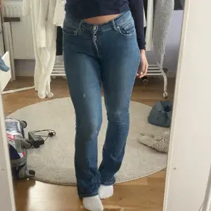 Säljer dessa jeans från bikbok i storlek S 💓