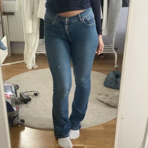 Lågmidjade jeans  - Säljer dessa jeans från bikbok i storlek S 💓