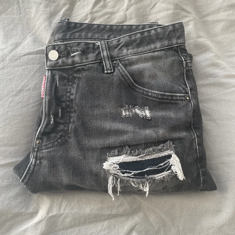 Dsq2 jeans äkta, skriv för fler bilder eller funderingar. Kan även gå ner lite i pris. Jeans & Byxor.