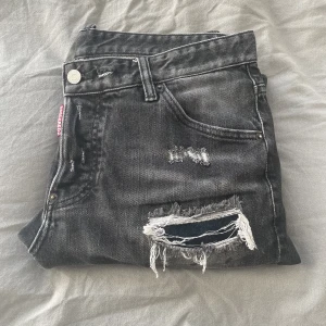 Dsquared2 jeans  - Dsq2 jeans äkta sälja pg av att dom ligger och samlar damm, skriv för fler bilder eller funderingar. Skick 10/10
