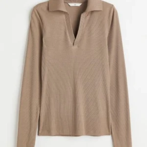 Beige topp med krage - En långärmad beige topp från H&M i storlek M. Aldrig använd med lappar kvar. Nypris 149kr