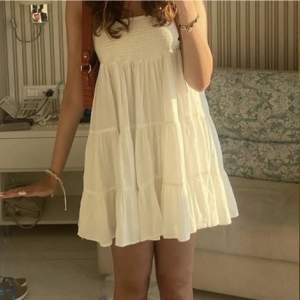 Jätte fin vit klänning från zara som aldrig har använts!! Passar som en sommar klänning och studentklänning🫶🏼 första bilden är en lånad bild! 