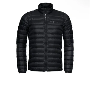 Sail racing jacka - Säljer den här äkta mörkblåa sail racing jackan som passar perfekt till vår🌸 den är i storlek xs i herr men passar mig med s/m i dam också🌸 skriv för egna bilder🌸 använt skick🌸 nypris 2490kr