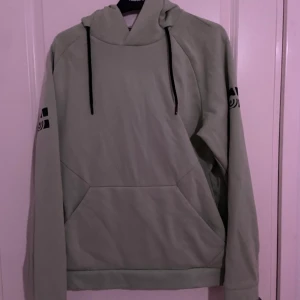 Sail Racing hoodie - Hoodie från Sail Racing i en pastellgrön färg. Storlek L men passar även dig med M. 