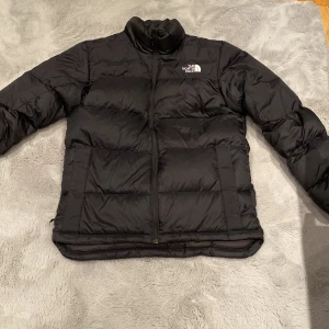 The north face retro nupse 700 - En jättebra, fin och bekväm jacka. Köptes förra vintern men har tyvärr inte används eftersom jag fick en annan jacka i present. Har används vid 3 tillfällen. Storlek S men passar både S och M och perfekt i storleken. 