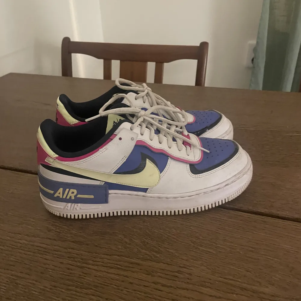 Supersnygga Nike Air Force 1 Shadow i blandade färger! De har använts en del men är fortfarande i väldigt bra skick! . Skor.