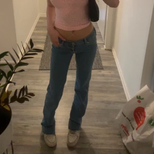 Low waist jeans  - Lågmidjade jeans ifrån dr denim med en slit nere, klippta ca 2 cm då de var för långa. Tryck på ”köp nu”💞 skriv vid fler frågor 