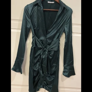 Oanvänd satin klänning  - Oanvänd grön satin klänning, storlek xs, 200kr