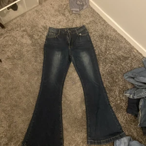 Jeans  - Säljer ett par fina jeans i bra skick. Stl 36, köp för 299 plus frakt! Innebenslängd: 72 Midja rakt över 39