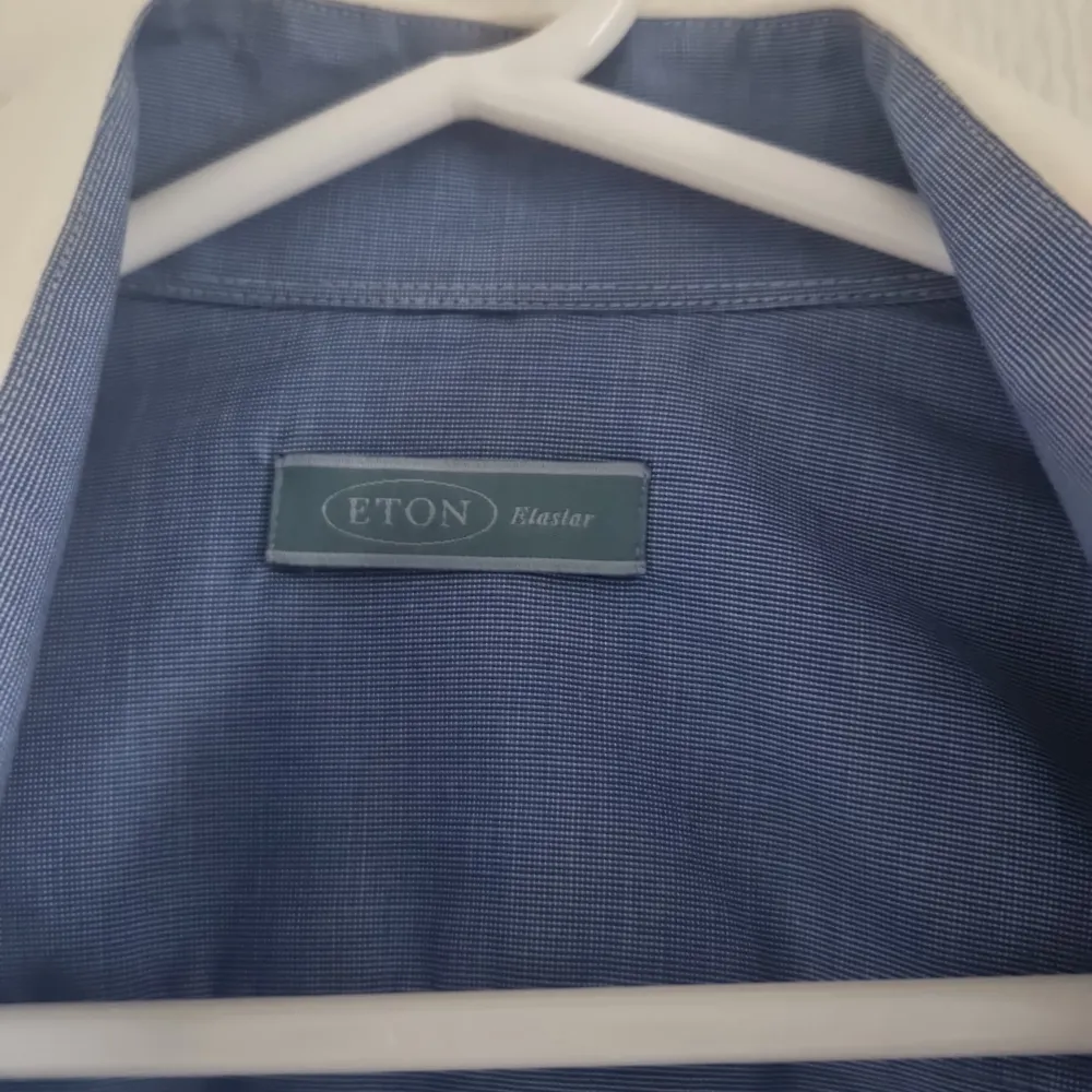 Eton Elastar skjorta säljes i storlek 39 skjortan knäpps med manchette knappar som man får köpa till. Fint skick. Skjortor.