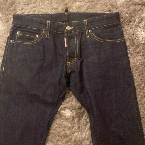Dsquared2 jeans - Säljer oanvända dsquared jeans inget fel på dem eller något har bara aldrig kännt för att ha på mig dem köpte dem för ca 5000 st och pris kan diskuteras skriv privat om fler bilder