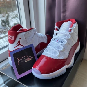 jordan 11 ”cherry” - Jordan 11 Retro Cherry Storlek: 42.5 Pris: 2000kr kvitto finns.   finns i göteborg/frakt