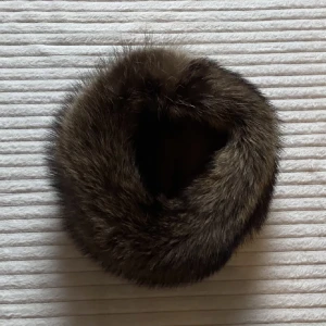 Äkta pälsmössa - superfin äkta pälsmössa köpt här på plick som tyvärr måste säljas vidare då den inte passade. omkrets är 54,5cm!🎀 (lånade bilder)