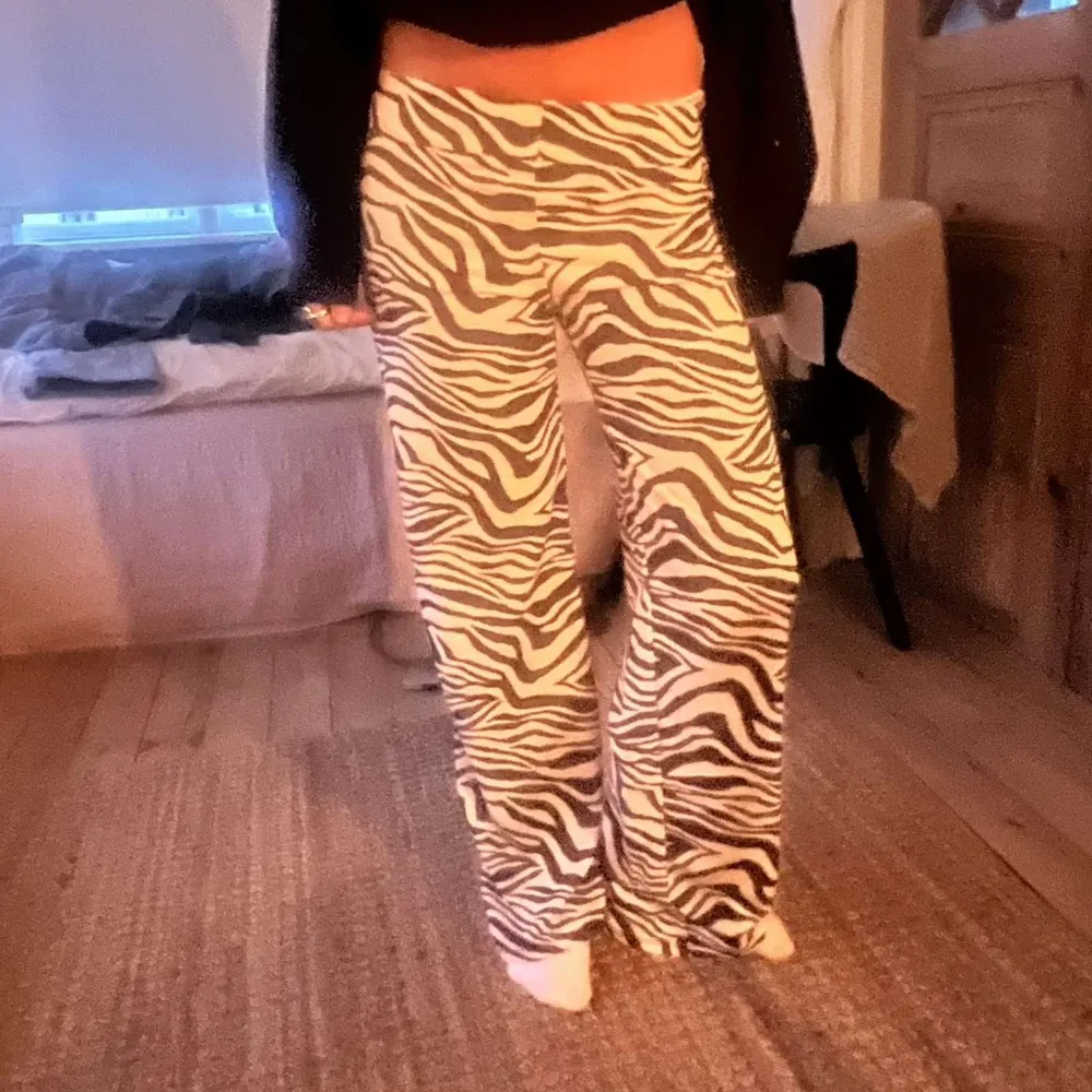 Säker dessa skit snygga zebra byxor då dem inte kommer till användning!💕. Jeans & Byxor.