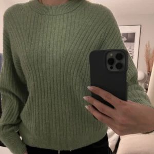 Stickad tröja  - Grön stickad tröja, super mysig till höst o vinter🍁🍁