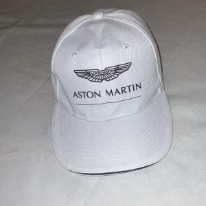 Jag säljer en helt ny oanvänd Formel 1, Aston Martin vit keps. Finns i Uppsala eller kan skickas fraktfritt inrikes.  Swish går bra.