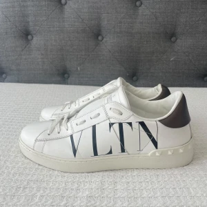 Valentino skor - Hej, säljer dessa lite mer stilrena valentino skor som är riktigt fräscha🥰👌🏽 9/10 i skick, Vid intresse är det bara att ta kontakt med mig så löser vi en shysst deal🤝🥰