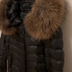 Chelsea Jacka - Dunjacka från Chelsea med äkta pälskrage. Använd men mycket fint skick