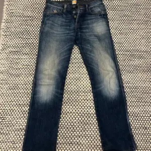 Lågmidjade True religion liknande jeans som använts fåtal gånger, inga defekter💗