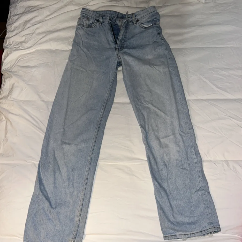 light wash jeans från monki i modell taiki balloon leg. lite slitna och säljer därför för bra pris! midjemått: 34 tvärsöver. Jeans & Byxor.