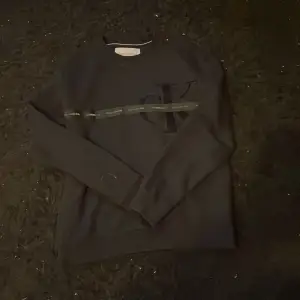 En Calvin kleinjeans sweatshirt i nyskick , svart Storlek M men passar mer S