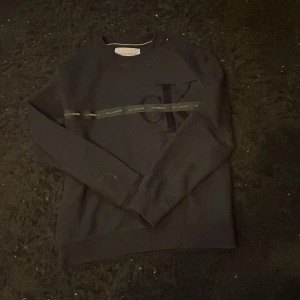 Calvin klein hoodie - En Calvin kleinjeans sweatshirt i nyskick , svart Storlek M men passar mer S