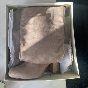 Over knee mocka stövlar beige oanvända - Helt oanvända beige over knee stövlar i mocka material.