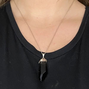 Svart Kristall halsband - Fint kristall halsband med silver kedja och silvriga detaljer, mellan långt och super fint