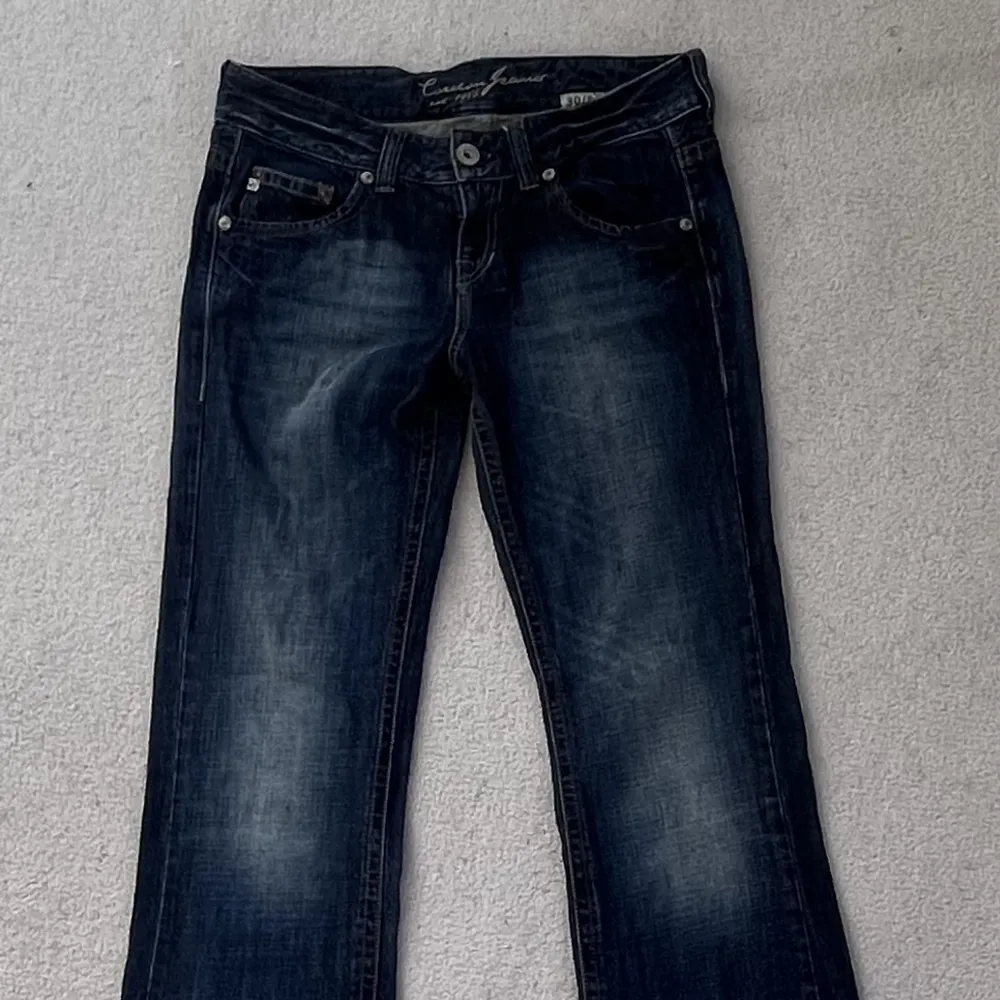 Jätte snygga blå lågmidjade jeans. Säljer pågrund av att dom tyvärr är för små för mig. Det står att det är storlek 30/34 men dom är lite små på mig som brukar bära storlek 28. Jeans & Byxor.