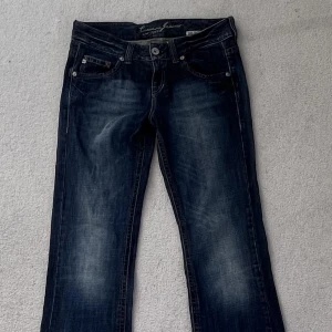 Lågmidjade jeans  - Jätte snygga blå lågmidjade jeans. Säljer pågrund av att dom tyvärr är för små för mig. Det står att det är storlek 30/34 men dom är lite små på mig som brukar bära storlek 28