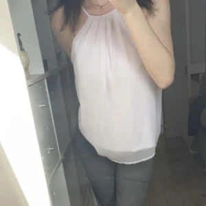 Halterneck blus - Säljer nu min fina halterneck blus som ändast är använd 2 gånger. 