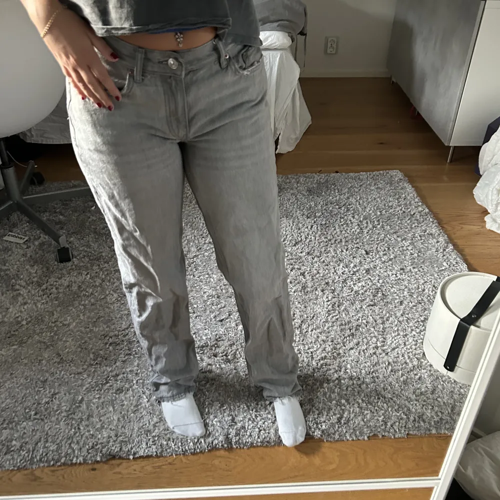Snygga jeans, använda ett fåtal gånger i bra skick:) lowrise, raka. Jeans & Byxor.