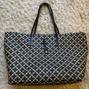 By Malene Birger väska - Snygg väska från By Malene Birger som inte kommer till användning. ❤️ Modell som inte längre säljs eller går att köpa! Nypris 2499kr. 🫶 Har lite fläckar på insidan, skriv privat för bild. 🥰